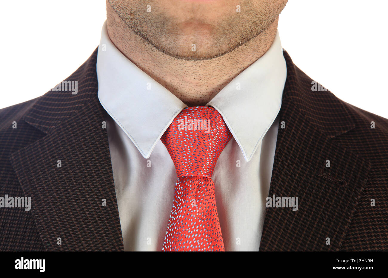 Nahaufnahme der Geschäftsmann Hals mit roter Krawatte. Geschäftsmann, gekleidet in weißem Hemd und Anzug isoliert auf weißem Hintergrund. Stockfoto