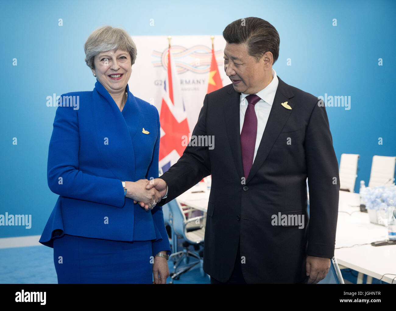 Premierminister Theresa May schüttelt chinesischen Staatspräsidenten Xi Jinping Hand, wie sie ein bilaterales Treffen halten wie sie ein bilaterales Treffen während des G20-Gipfels in Hamburg, Deutschland. Stockfoto