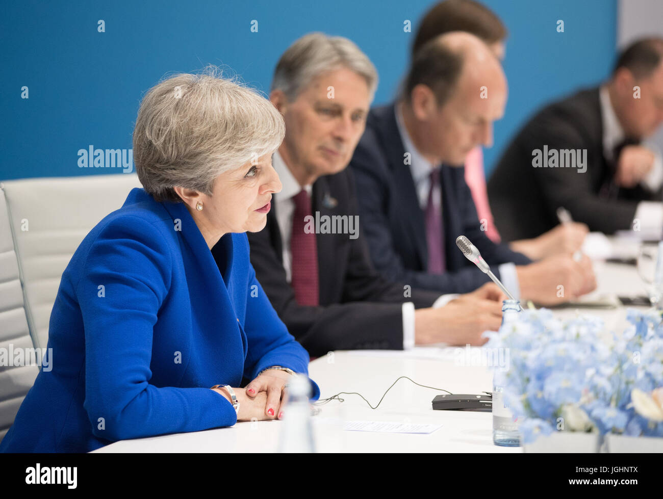 Premierminister Theresa May spricht chinesische Staatspräsident Xi Jinping saß ihr gegenüber, wie sie halten ein bilaterales Treffen während des G20-Gipfels in Hamburg, Deutschland. Stockfoto