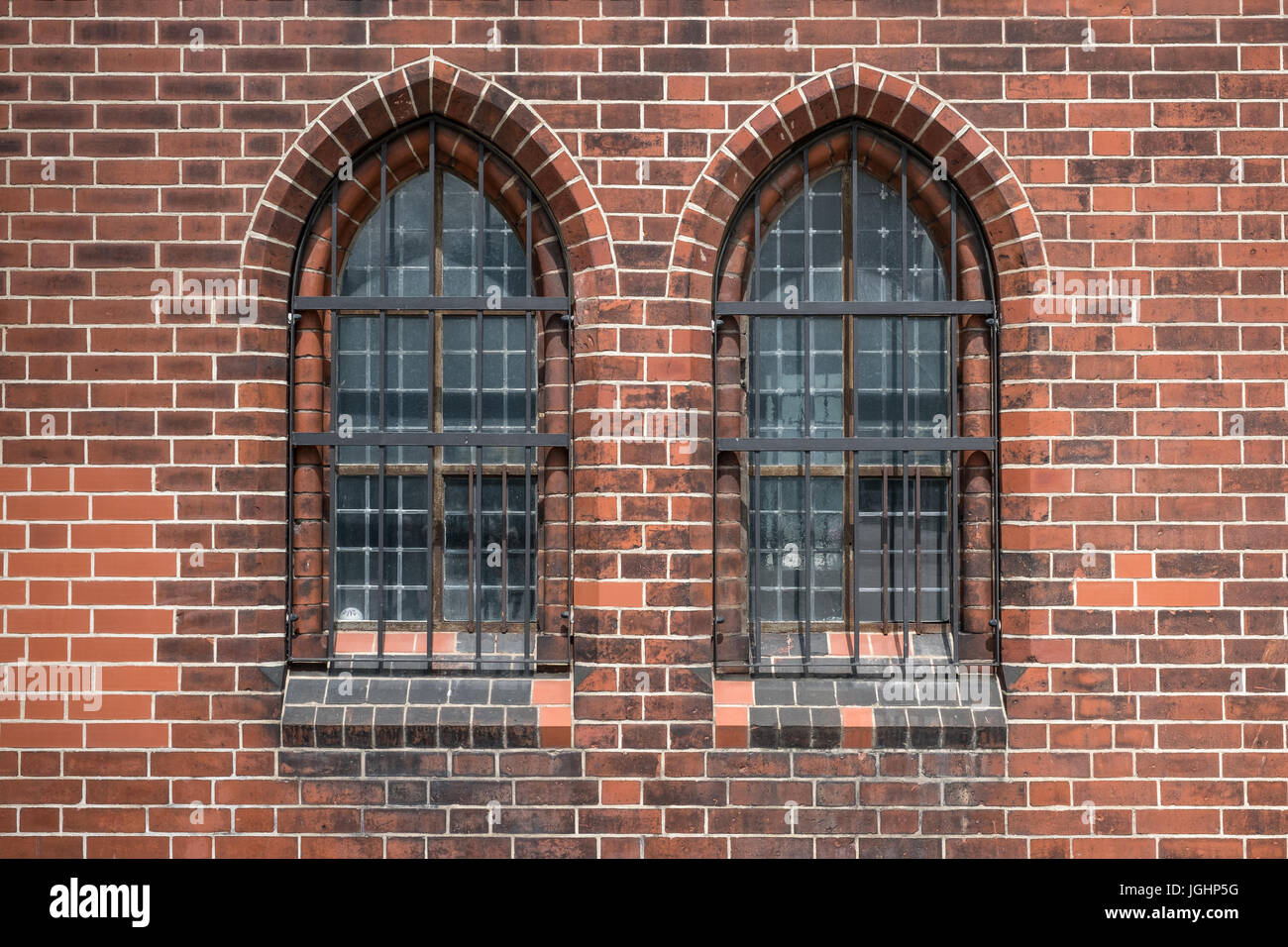 zwei alte Windows - gotischen Kirchengebäude außen Stockfoto