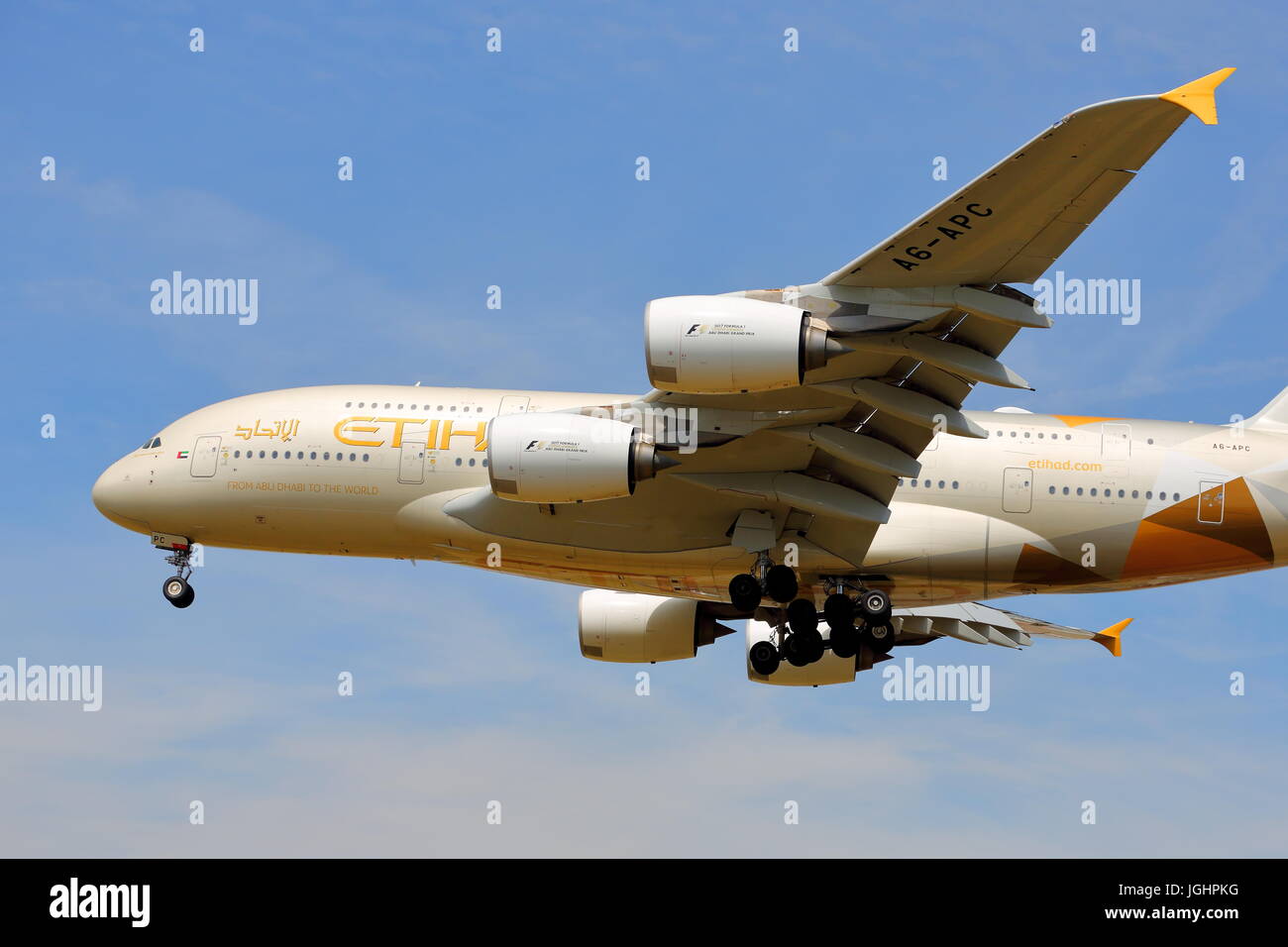 Etihad Airbus A380 A6-APC Annäherung an London Heathrow Airport, Großbritannien Stockfoto