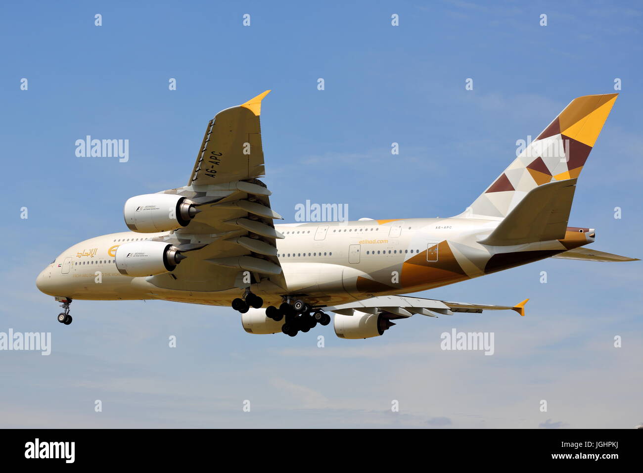 Etihad Airbus A380 A6-APC Annäherung an London Heathrow Airport, Großbritannien Stockfoto