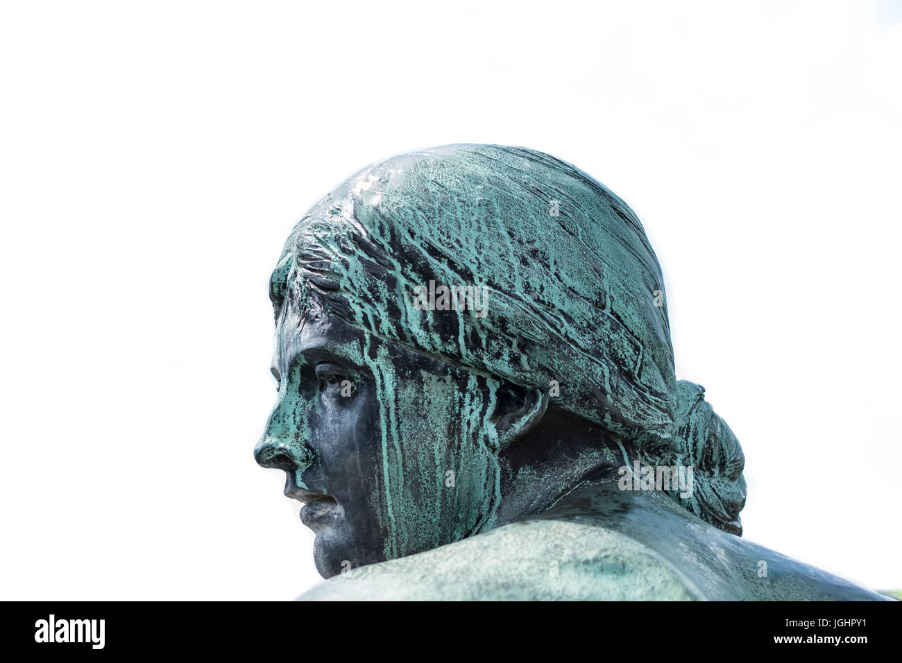 Porträt der Frau Skulptur - Gesicht einer weiblichen Bronzestatue isoliert auf weißem Hintergrund Stockfoto