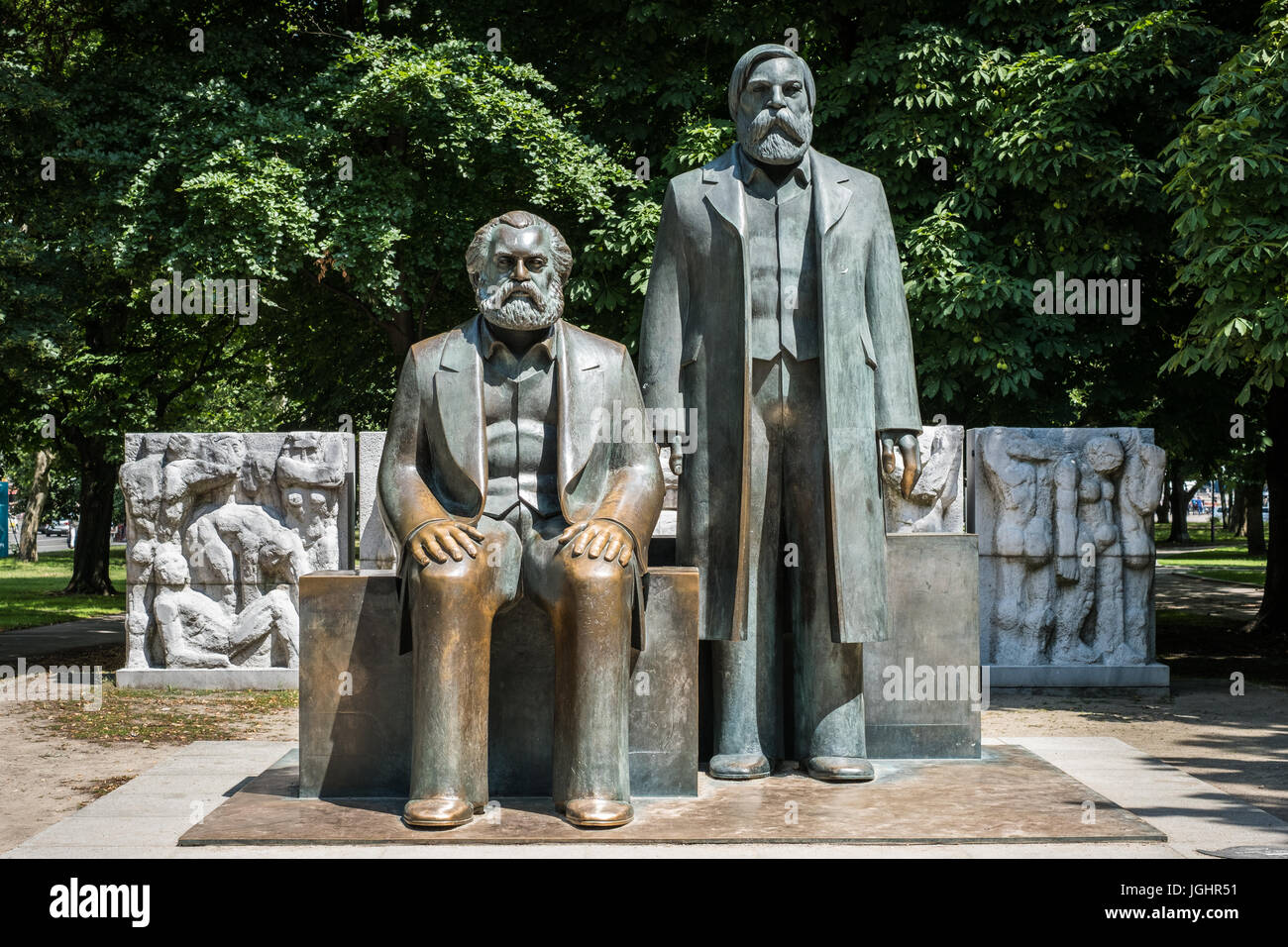 Berlin, Deutschland - 6. Juli 2017: Skulptur von Karl Marx und Friedrich Engels nahe Alexanderplatz in Berlin, Deutschland. Stockfoto