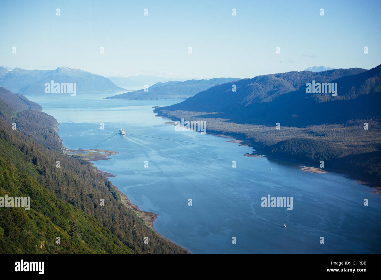 Aus der Vogelperspektive sehen Sie das Kreuzfahrtschiff, das in Alaska in die Ferne segelt Stockfoto