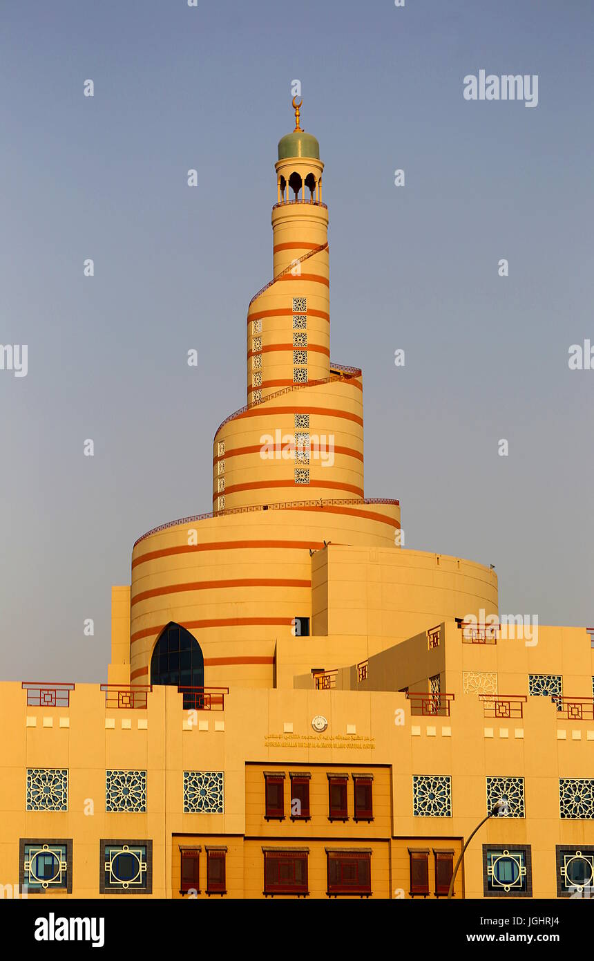 DOHA, Katar - 6. Juli 2017: Das Wahrzeichen Spirale Minarett der Qatar Islamic Centre, fängt die späte Nachmittagssonne. Stockfoto