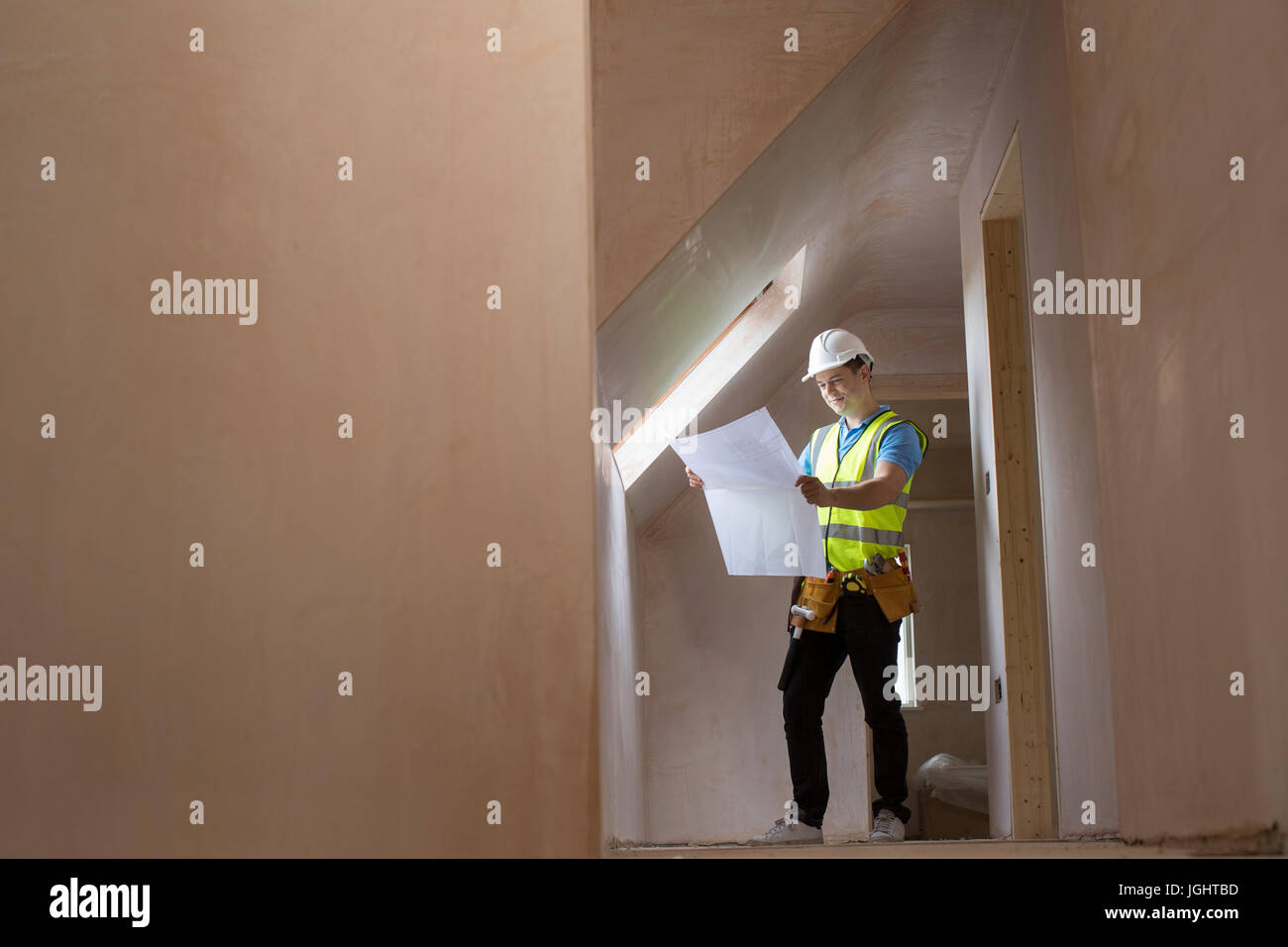 Architekten auf der Baustelle betrachten Hauspläne Stockfoto