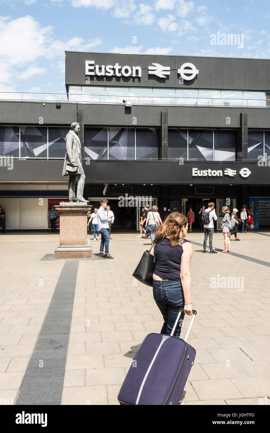 Statue von Eisenbahn-Ingenieur Robert Stephenson, von Carlo Marochetti, vor dem Eingang zur Euston Station, Euston, London, UK Stockfoto