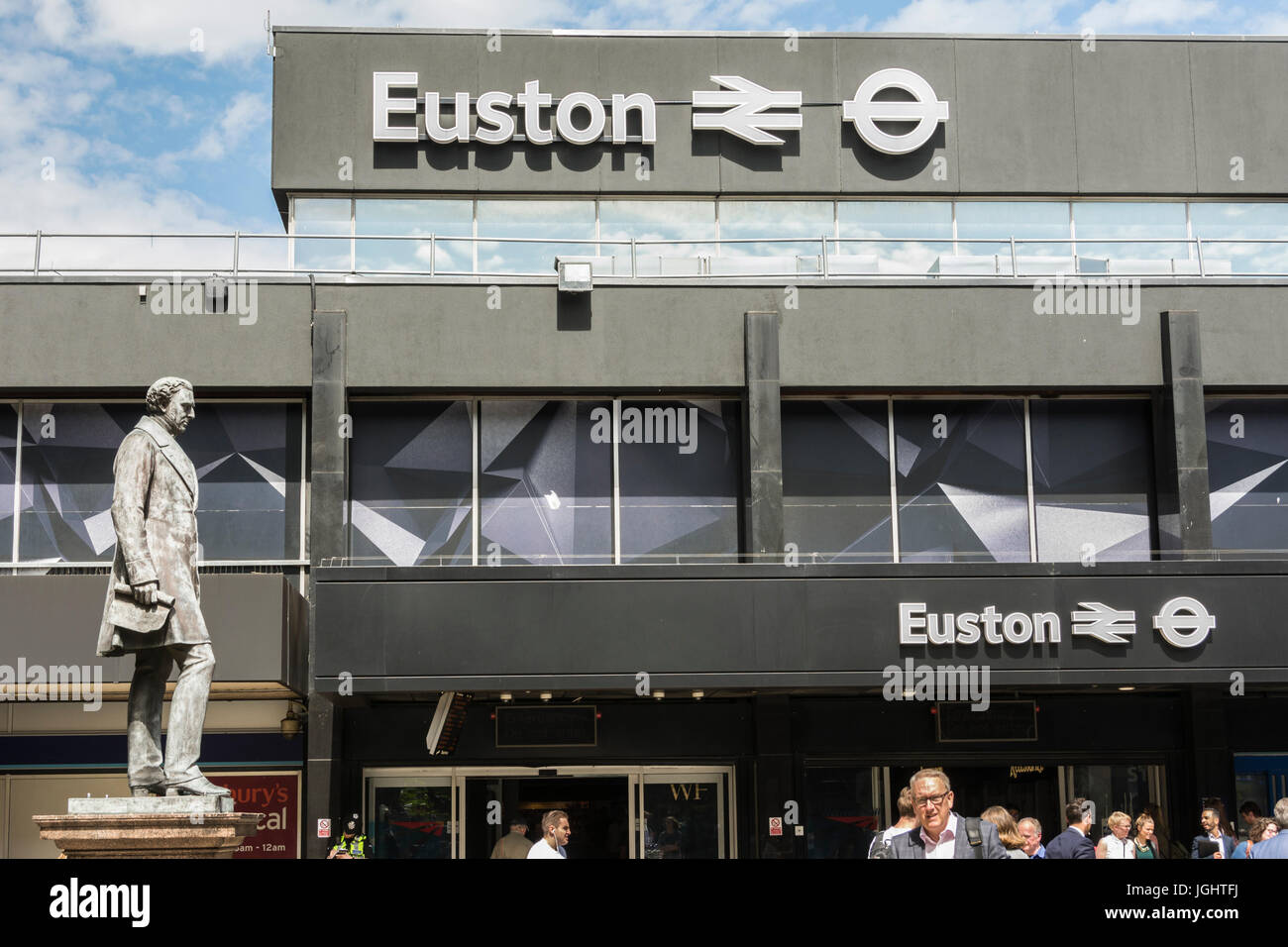 Statue von Eisenbahn-Ingenieur Robert Stephenson, von Carlo Marochetti, vor dem Eingang zur Euston Station, Euston, London, UK Stockfoto