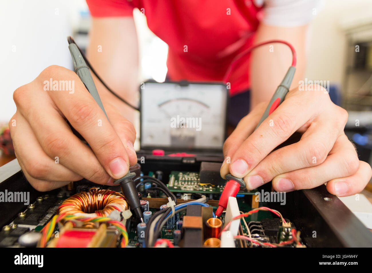 REPARATUR VON ELEKTRONIK MIT TEST-EQUIPMENT Stockfoto
