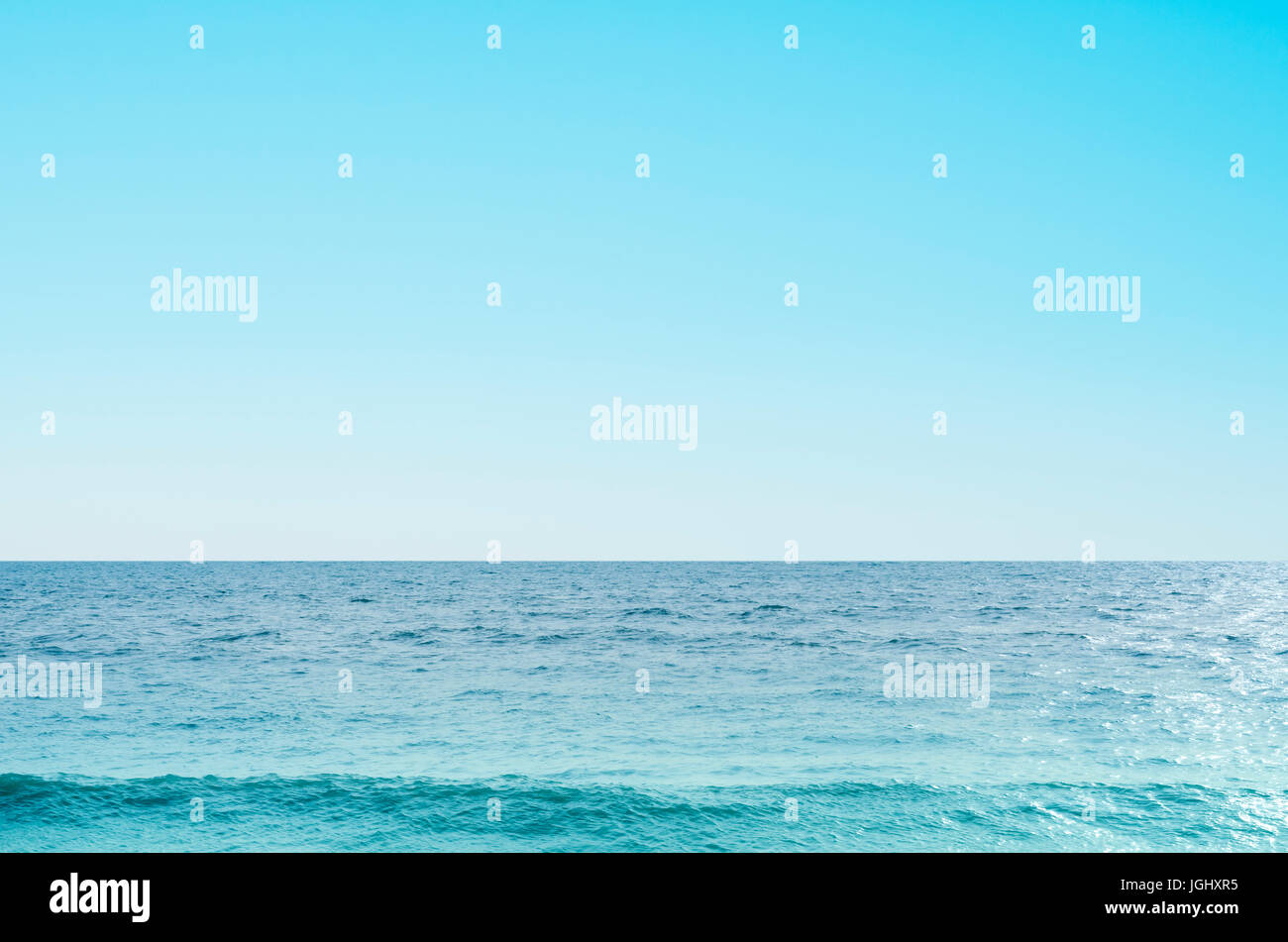 Hintergrundbild des Meeres und des Himmels mit Welle in Richtung der Vorderseite des Bildes bildet.  Klarer blauer Himmel und Windstille. Stockfoto