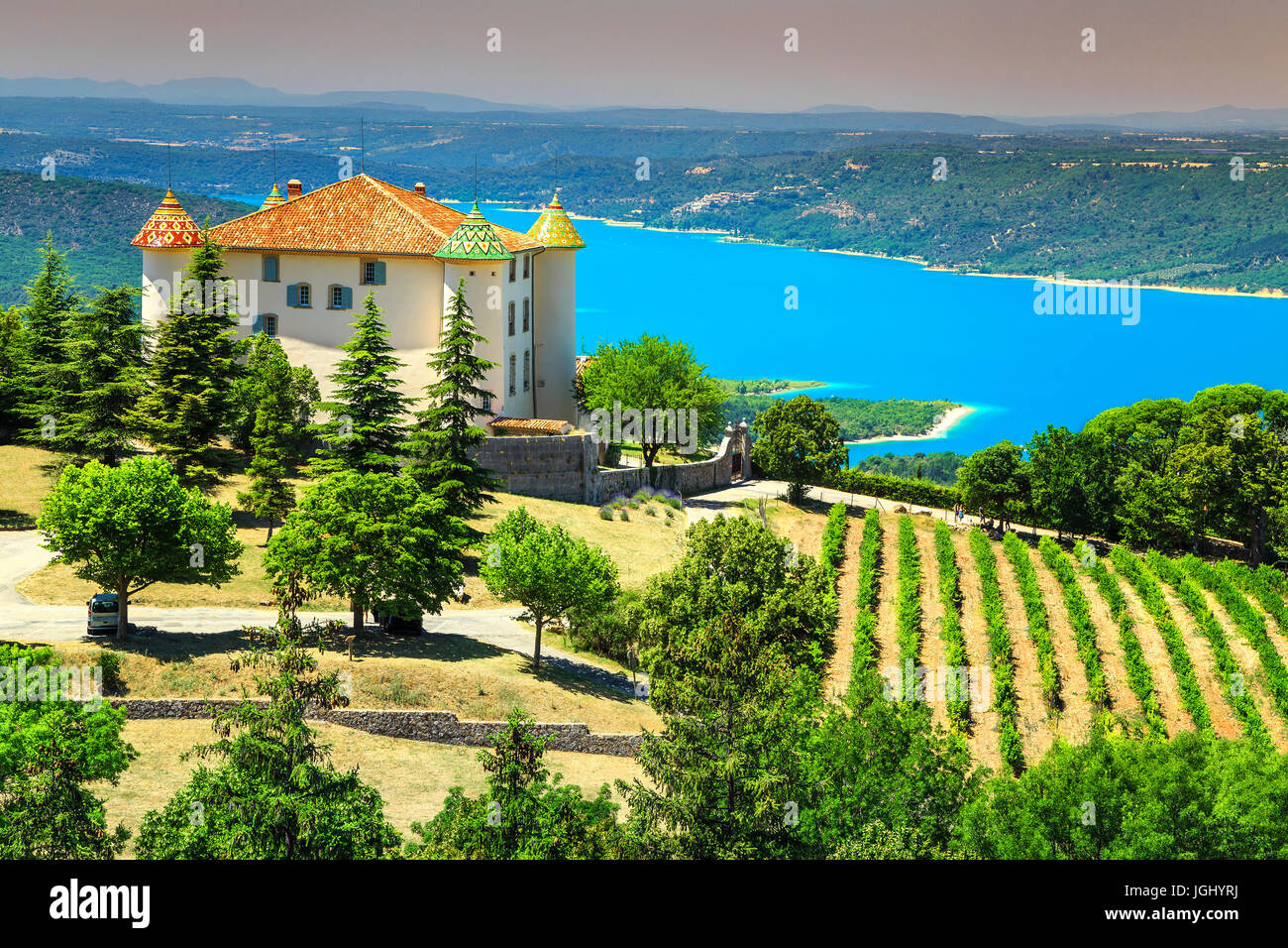 Erstaunliche Aiguines Schloss mit spektakulären Weinberg und wunderschönen türkisfarbenen St Croix See im Hintergrund, in der Nähe der Verdon-Schlucht, Provence, Frankreich Stockfoto