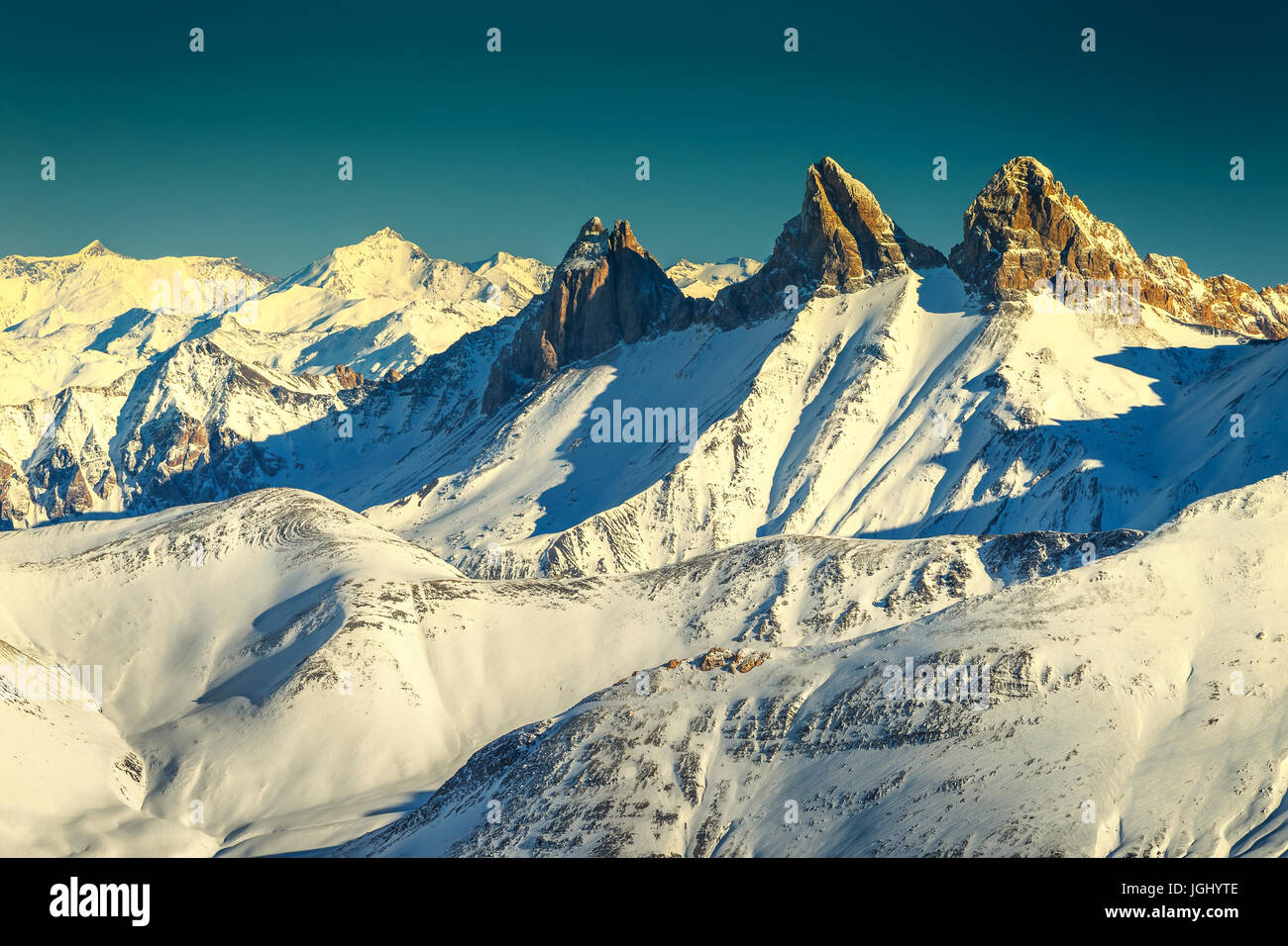Atemberaubende Winterlandschaft und schneebedeckten Gipfeln, Aiguilles D'arves, Les Sybelles, Frankreich Stockfoto