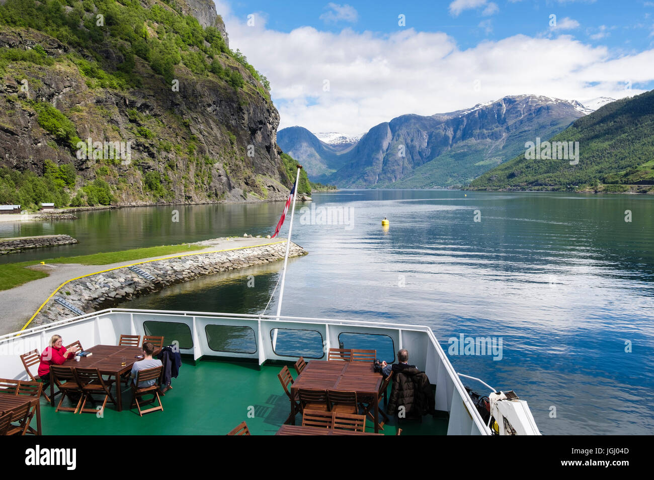 G Abenteuer Expedition Cruise Ship mit Passagieren auf außerhalb Deck Segeln auf Aurlandsfjorden Zweig der Sognefjord. Flam, Aurland, Norwegen, Stockfoto