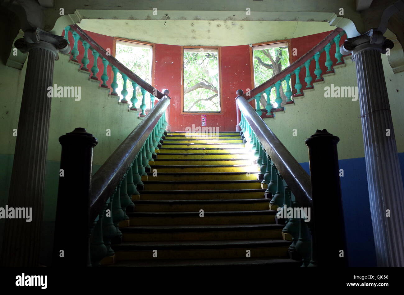 Alten kolonialen Treppenhäuser in der sandinistischen Museum in León, Nicaragua Stockfoto