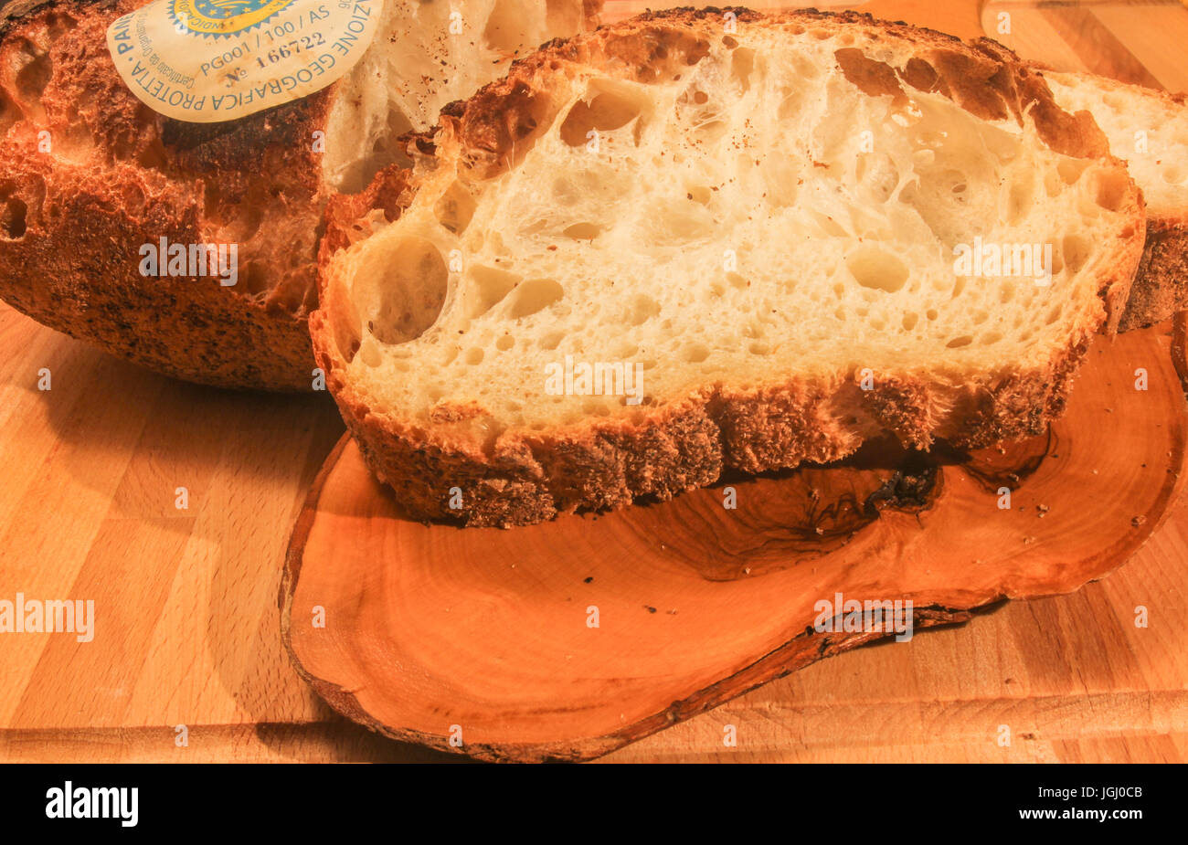 Schnittbrot von Genzano auf hölzernen Hintergrund Stockfoto
