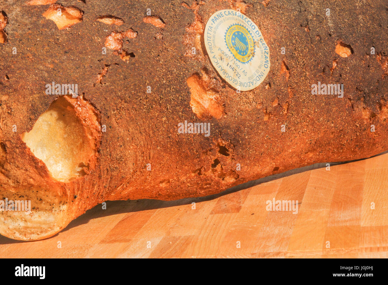 Laib frisches Brot aus Canale Monterano auf hölzernen Hintergrund Stockfoto