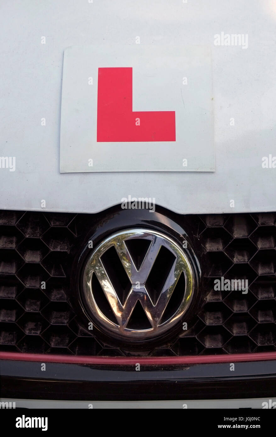 Ein "L" Platte auf der Motorhaube eines Autos von Volkswagen (VW). Stockfoto