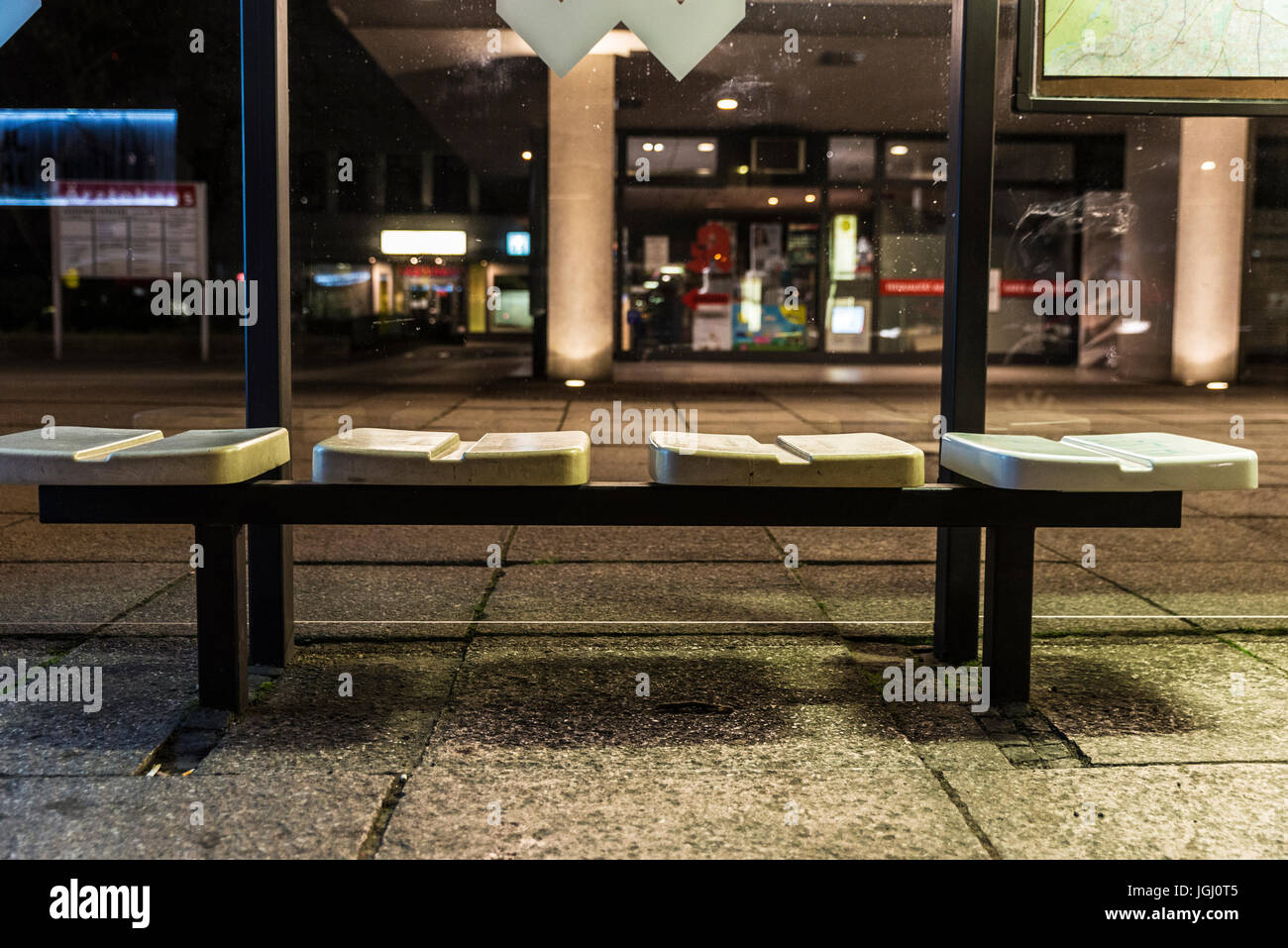 Vier Sitze an einer Bushaltestelle in der Nacht in Berlin, Deutschland Stockfoto