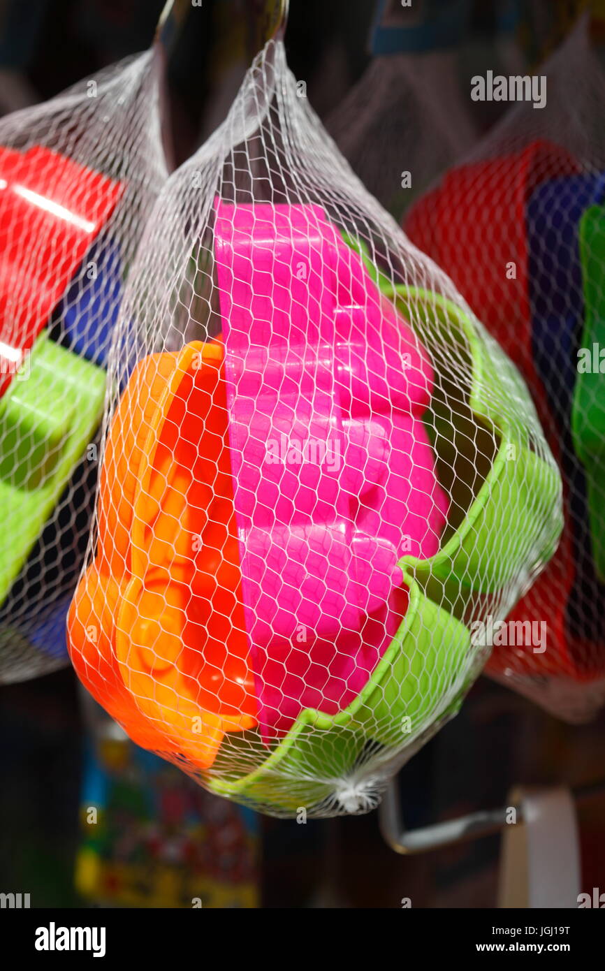 bunte Kunststoff-Spielzeug in einem Netz an ashop Stockfoto