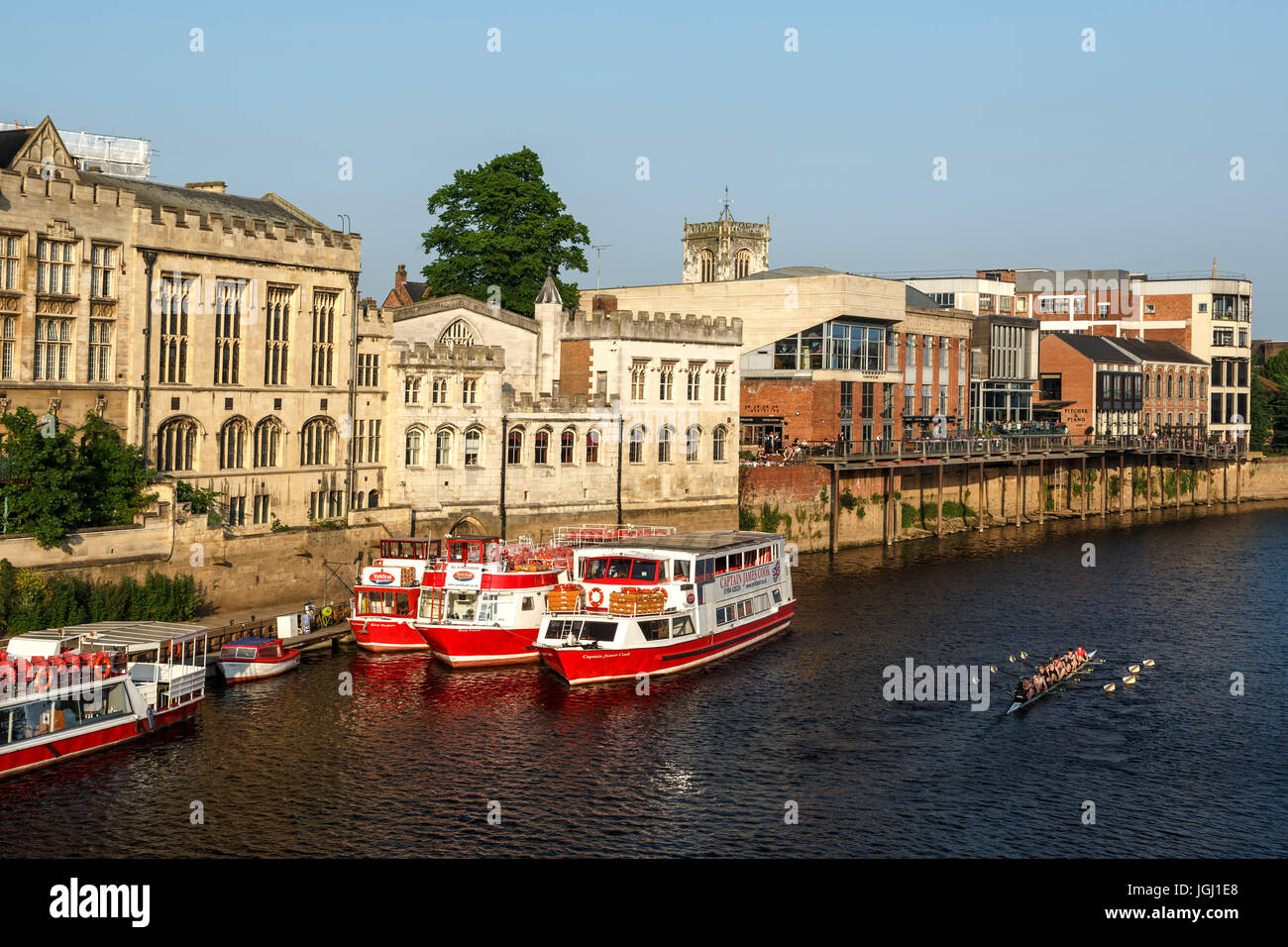 Ausflugsboote, 4er-Rudern Shell und Fluss Ouse, York, Yorkshire, England, Vereinigtes Königreich Stockfoto