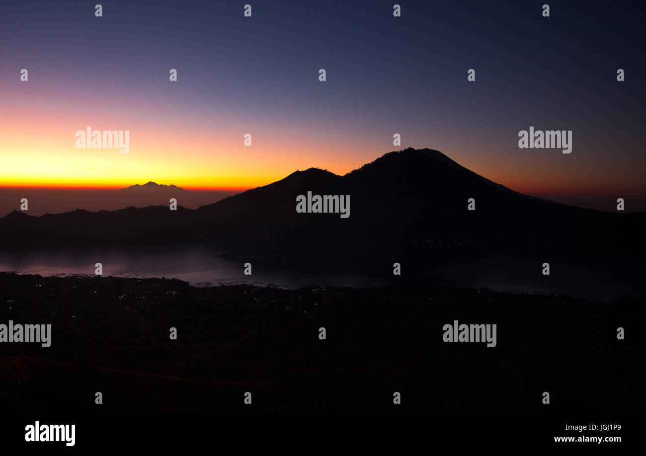 Mount Agung und Rinjani gesehen bei Sonnenaufgang Stockfoto