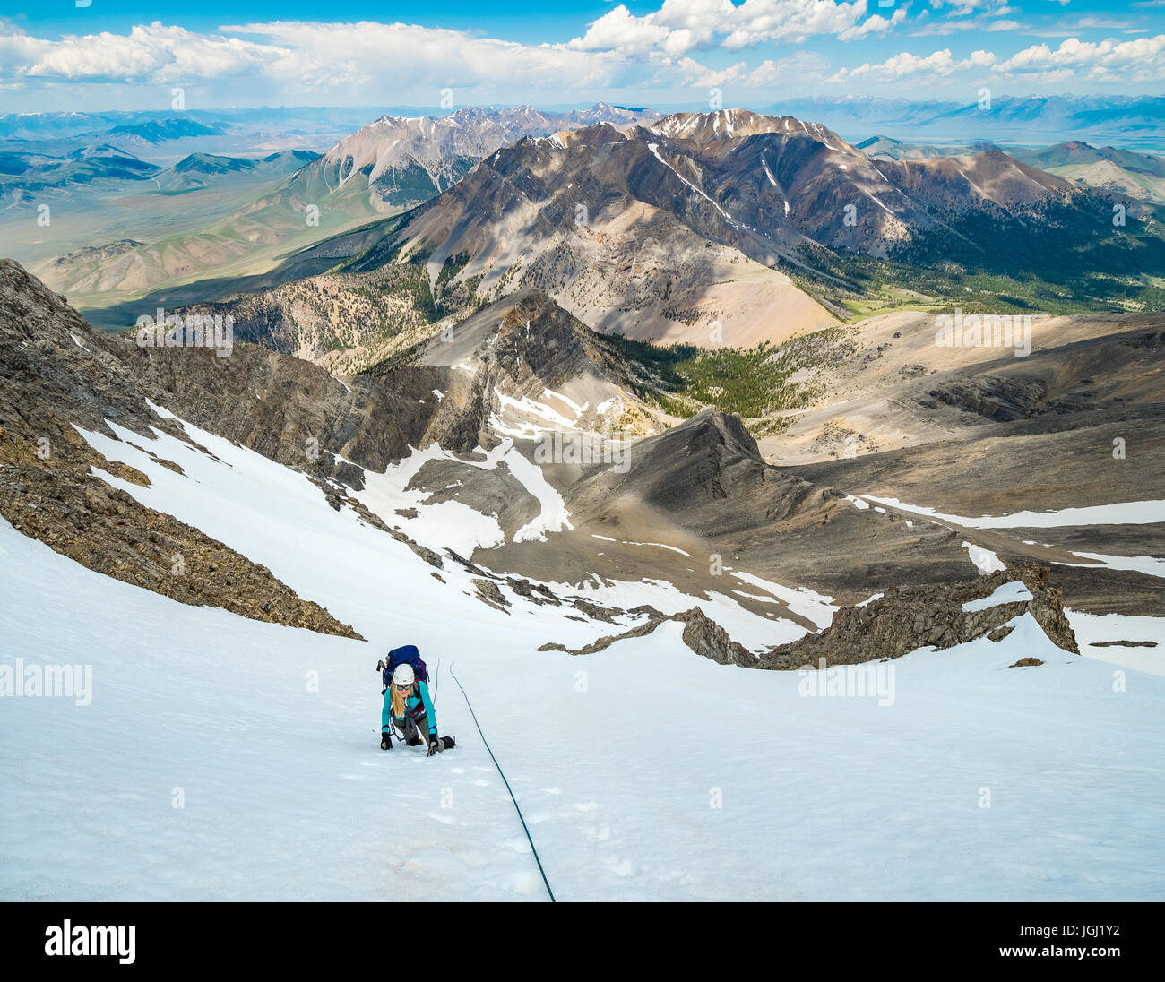 Noelle Snyder klettert die North Face von Borah Peak 12.667 in der Nähe von Mackay Idaho Stockfoto