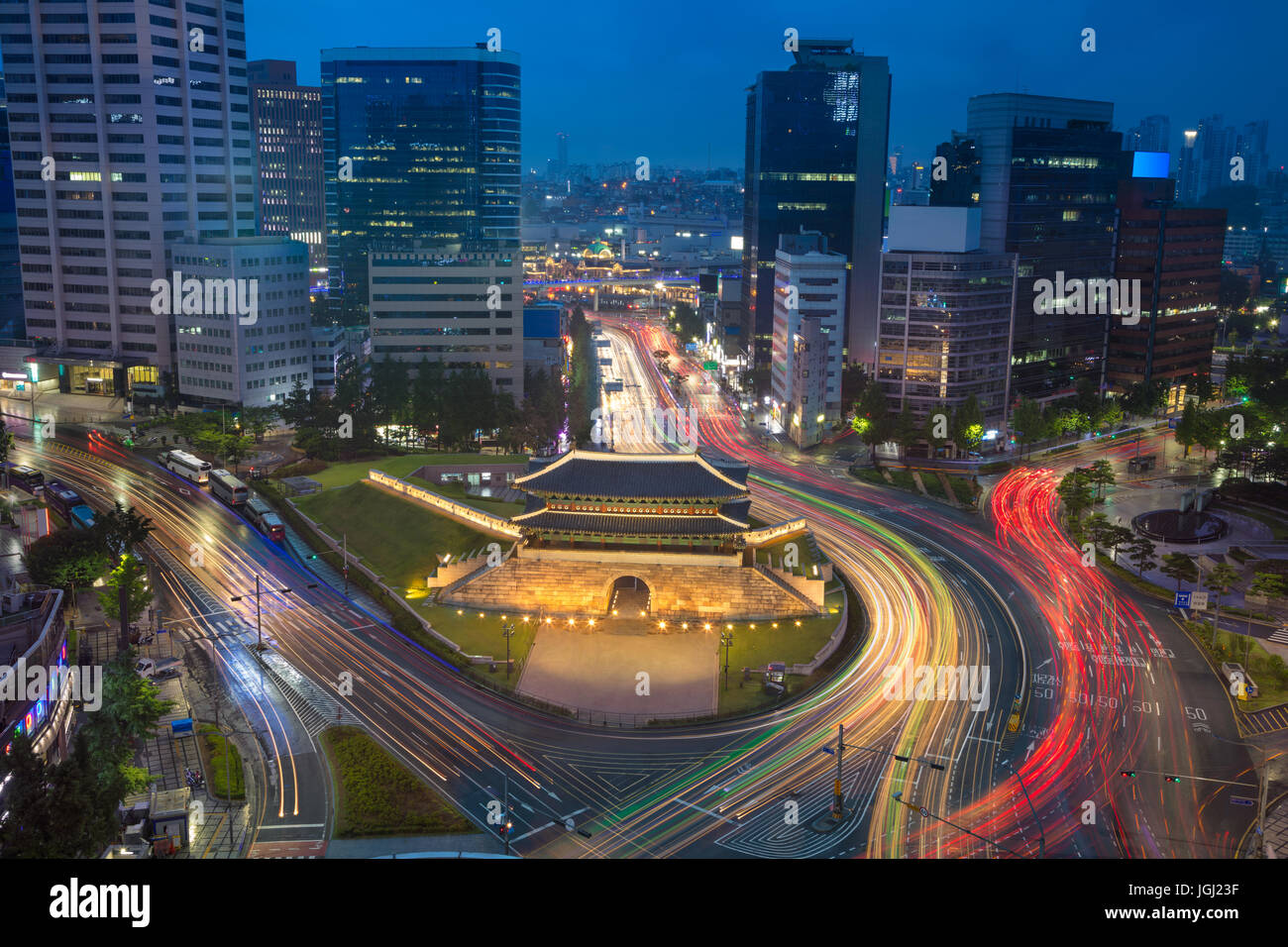 Seoul. Bild von Seoul Innenstadt mit Sungnyemun Tor während der blauen Dämmerstunde. Stockfoto