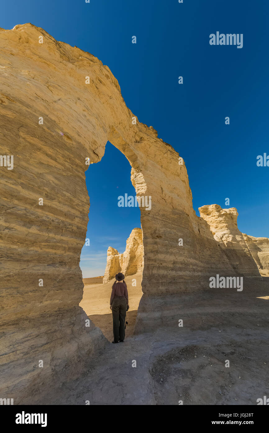 Das Auge der Nadel Bildung bei Monument Rocks, aka Kreide Pyramiden, die erste nationale Natursehenswürdigkeit in den Vereinigten Staaten, und diejenige priva Stockfoto