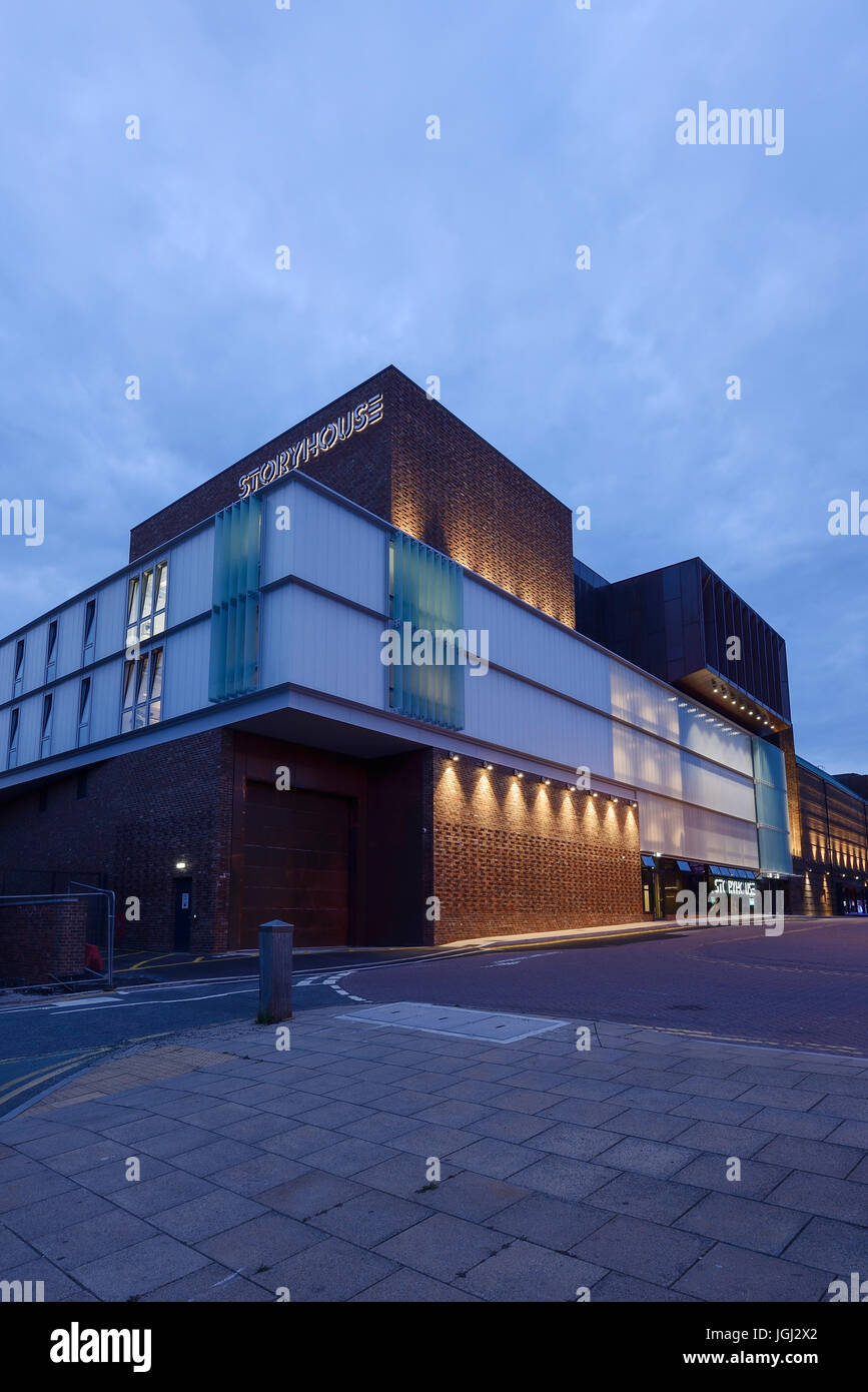Abenddämmerung Außenansicht der Storyhouse Kunst Veranstaltungsort im Stadtzentrum von Chester UK Stockfoto