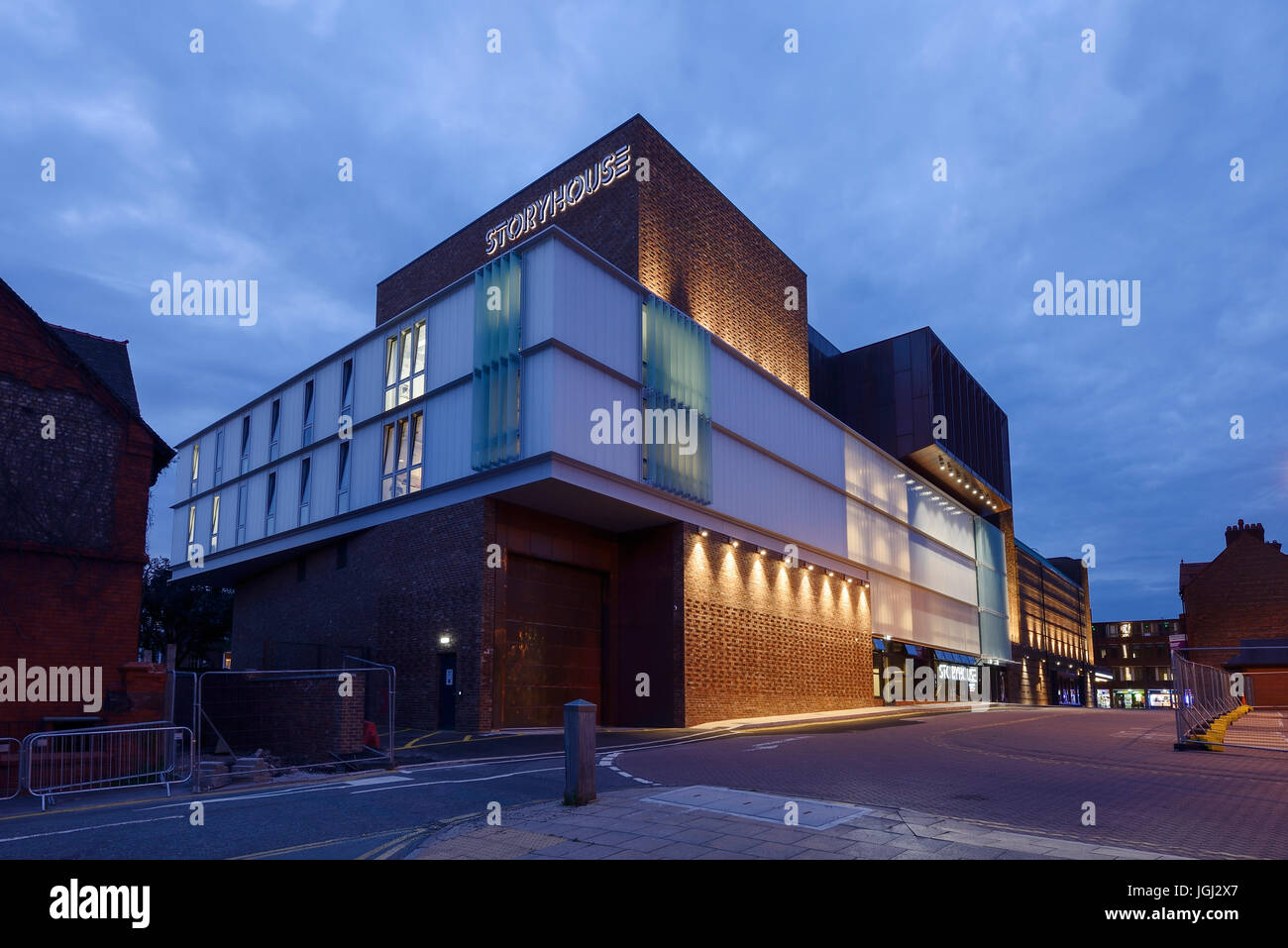 Abenddämmerung Außenansicht der Storyhouse Kunst Veranstaltungsort im Stadtzentrum von Chester UK Stockfoto