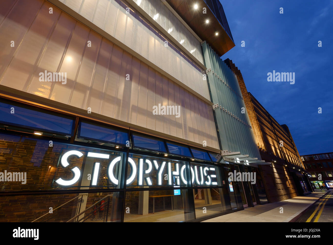 Abenddämmerung Außenansicht der Storyhouse Kunst Veranstaltungsort im Stadtzentrum von Chester UK Stockfoto