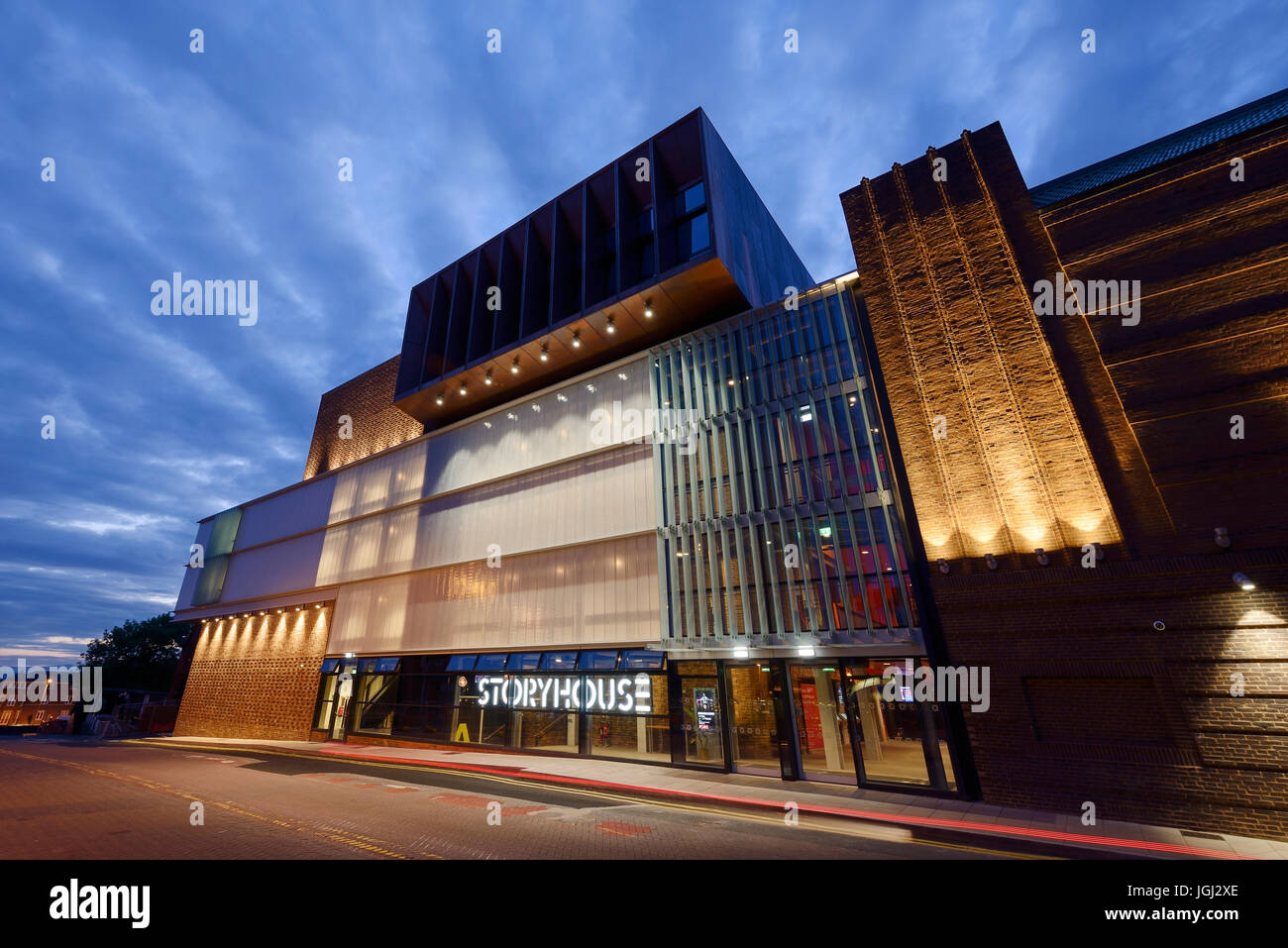 Abenddämmerung Außenansicht der Storyhouse Kunst Veranstaltungsort im Stadtzentrum von Chester UK Stockfoto