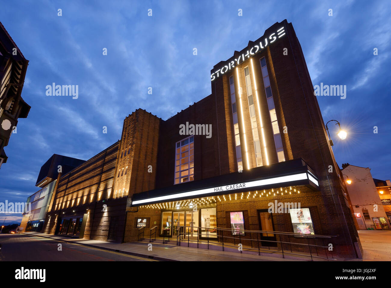 Abenddämmerung Außenansicht der Storyhouse Kunst Veranstaltungsort im Stadtzentrum von Chester UK Stockfoto