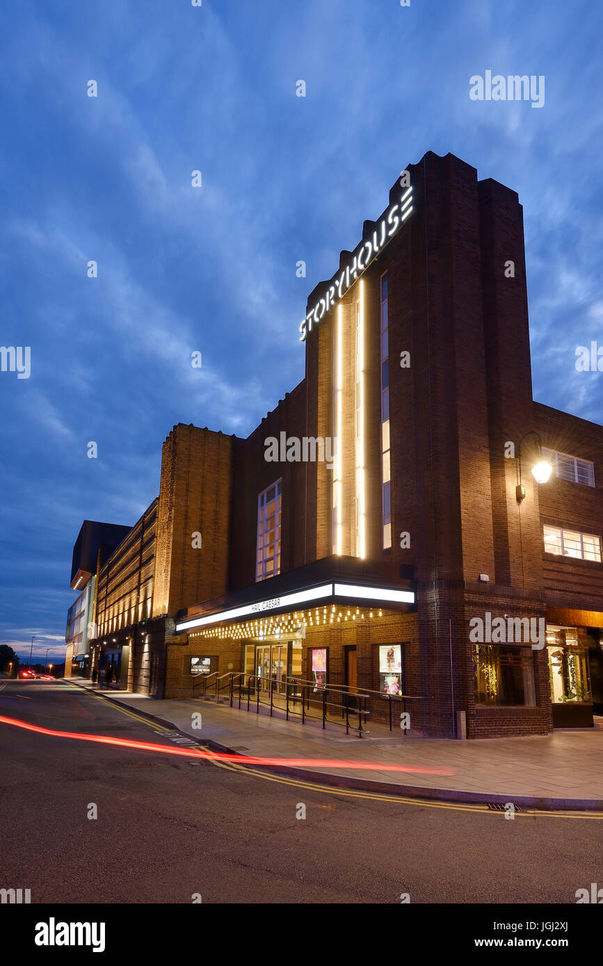 Abenddämmerung Außenansicht der Storyhouse Kunst Veranstaltungsort im Stadtzentrum von Chester UK Stockfoto