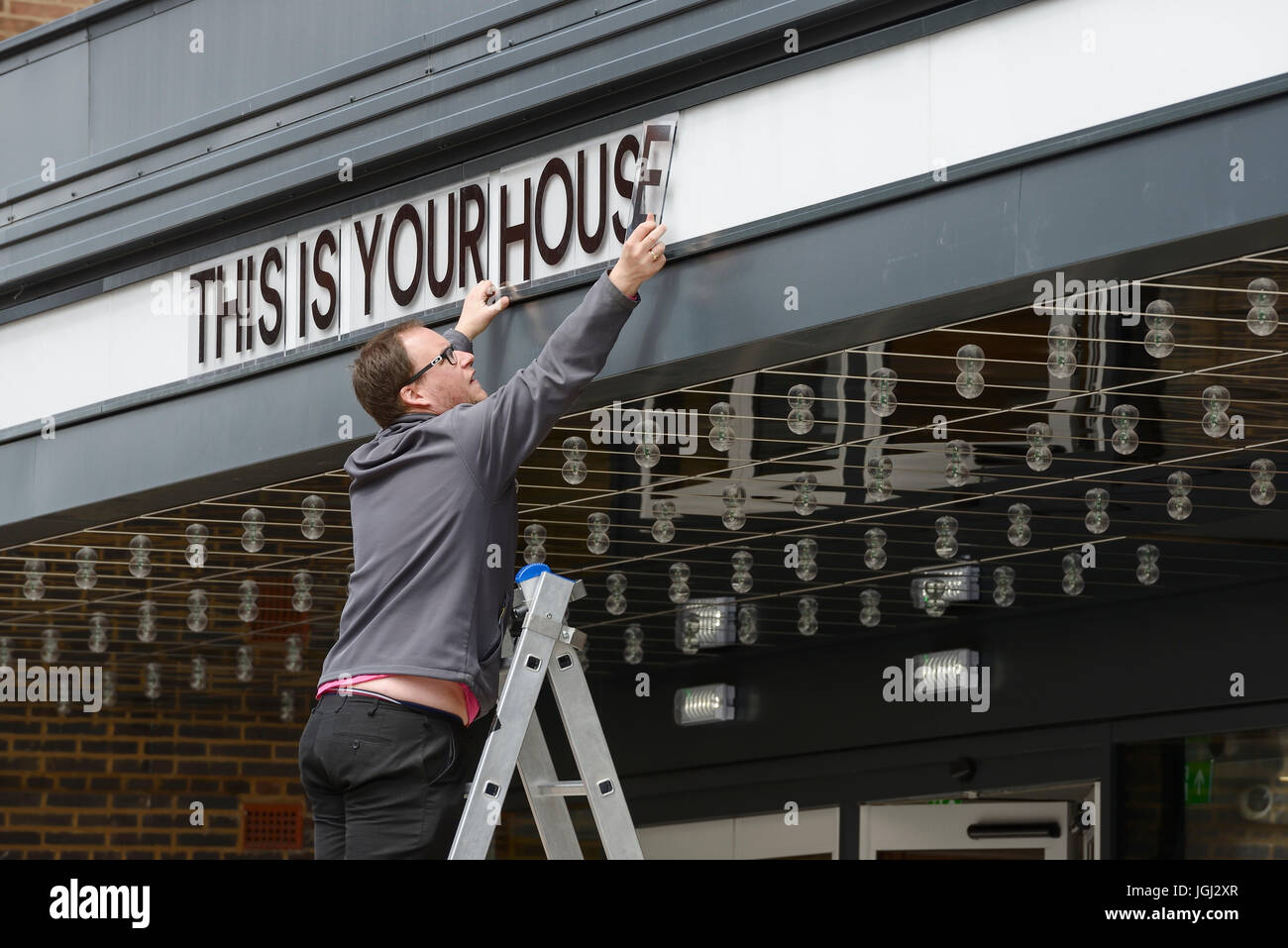 Der Vorderseite des Hauses Beschilderung aktualisiert am Storyhouse Kunst Veranstaltungsort im Stadtzentrum von Chester UK Stockfoto