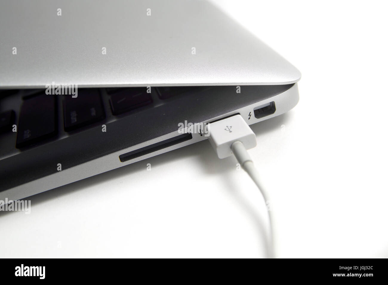 Montreal, Kanada, 7 Juli, 2017.Close-Up von einem USB-Anschluss auf einem Macbook Air auf weißem Hintergrund. Kredit: Mario Beauregard/Alamy Live-Nachrichten Stockfoto