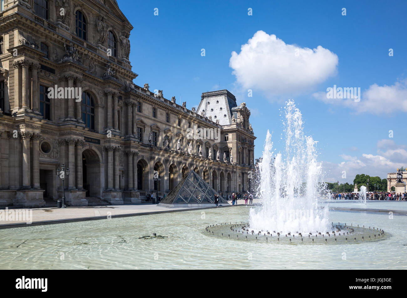 Der Denon Pavillon ist einer der drei Eingänge des Louvre in Paris, Frankreich. Stockfoto