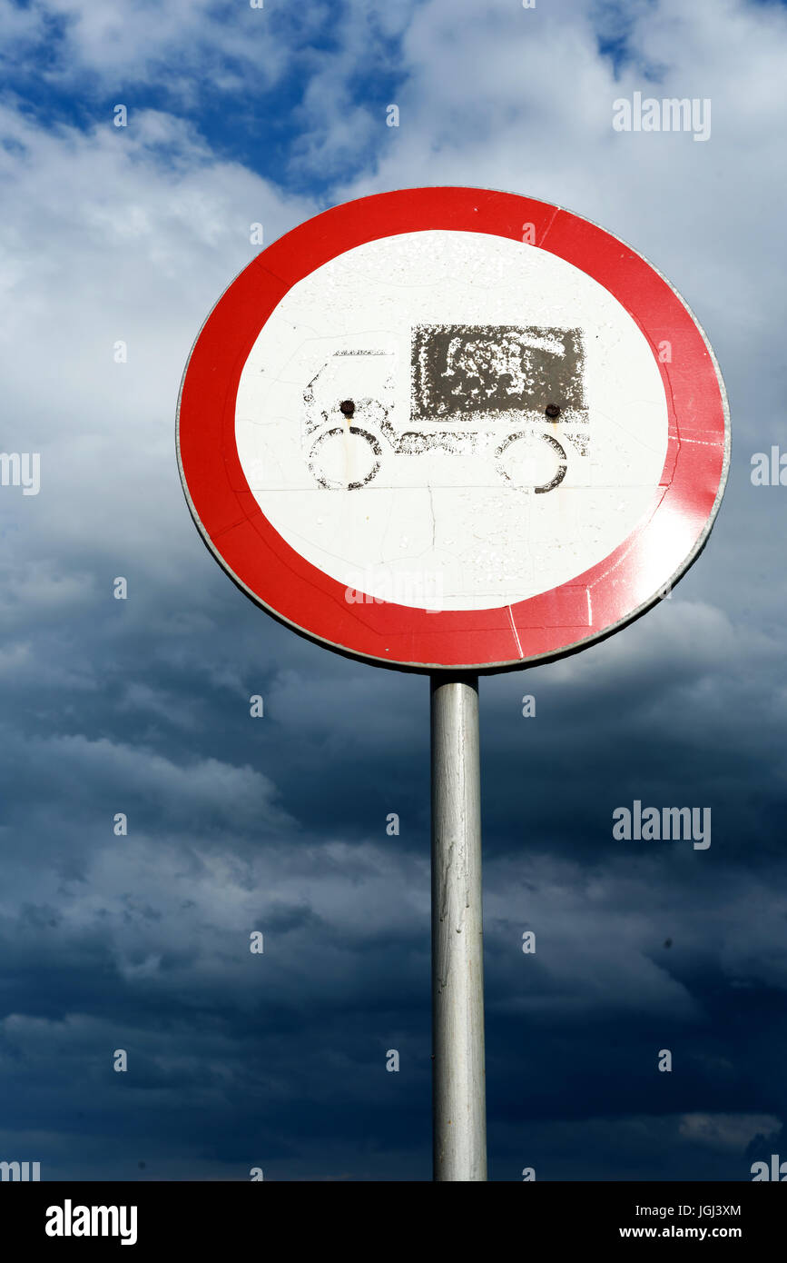 Schwere Lkw Straßenschild mit industriellen Beschränkungen gegen einen stürmischen blauen bewölkten Himmel Stockfoto