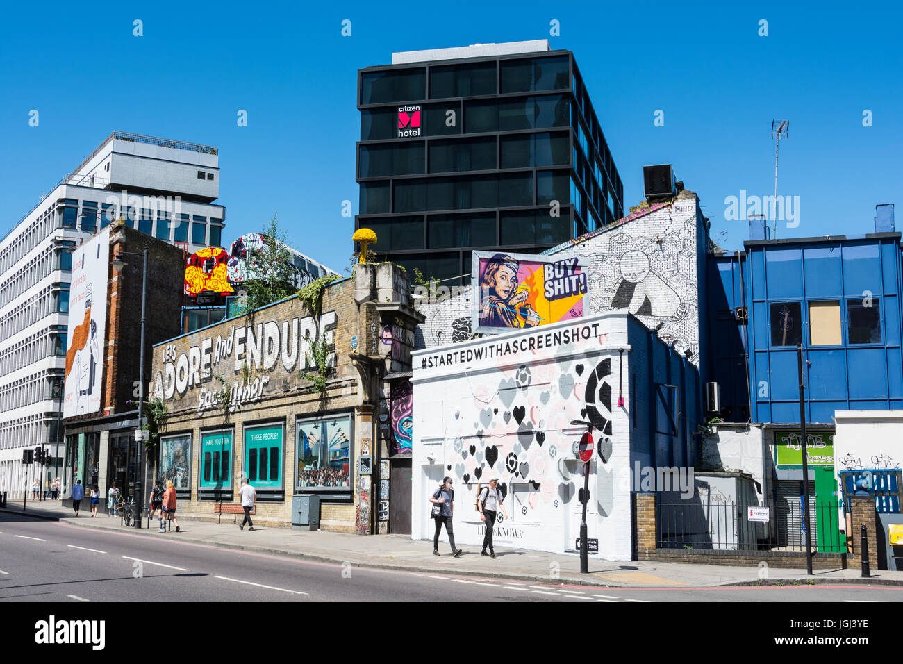 Lasst uns einander Graffiti von Steven Powers in der Great Eastern Street, London, anbeten und ertragen. Stockfoto