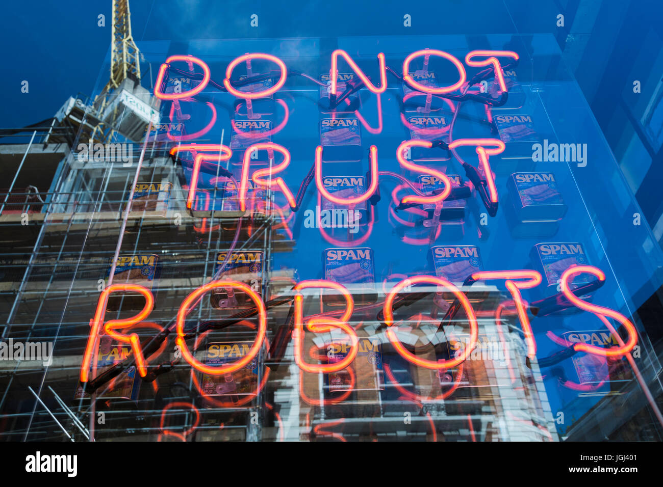Eve De Haan's Don Not Trust Robots Neonzeichen und Spamdosen in einem Schaufenster in der Leonard Street, London, EC2, England, Großbritannien Stockfoto