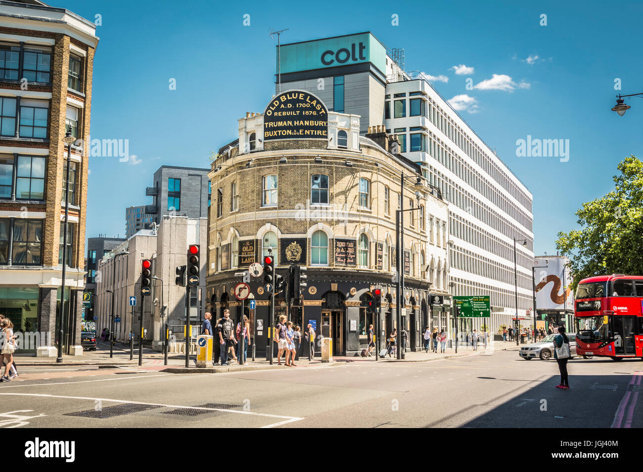 Die Fassade des Old Blue Last Pubs auf der Great Eastern Street, Shoreditch, London, England, Großbritannien Stockfoto