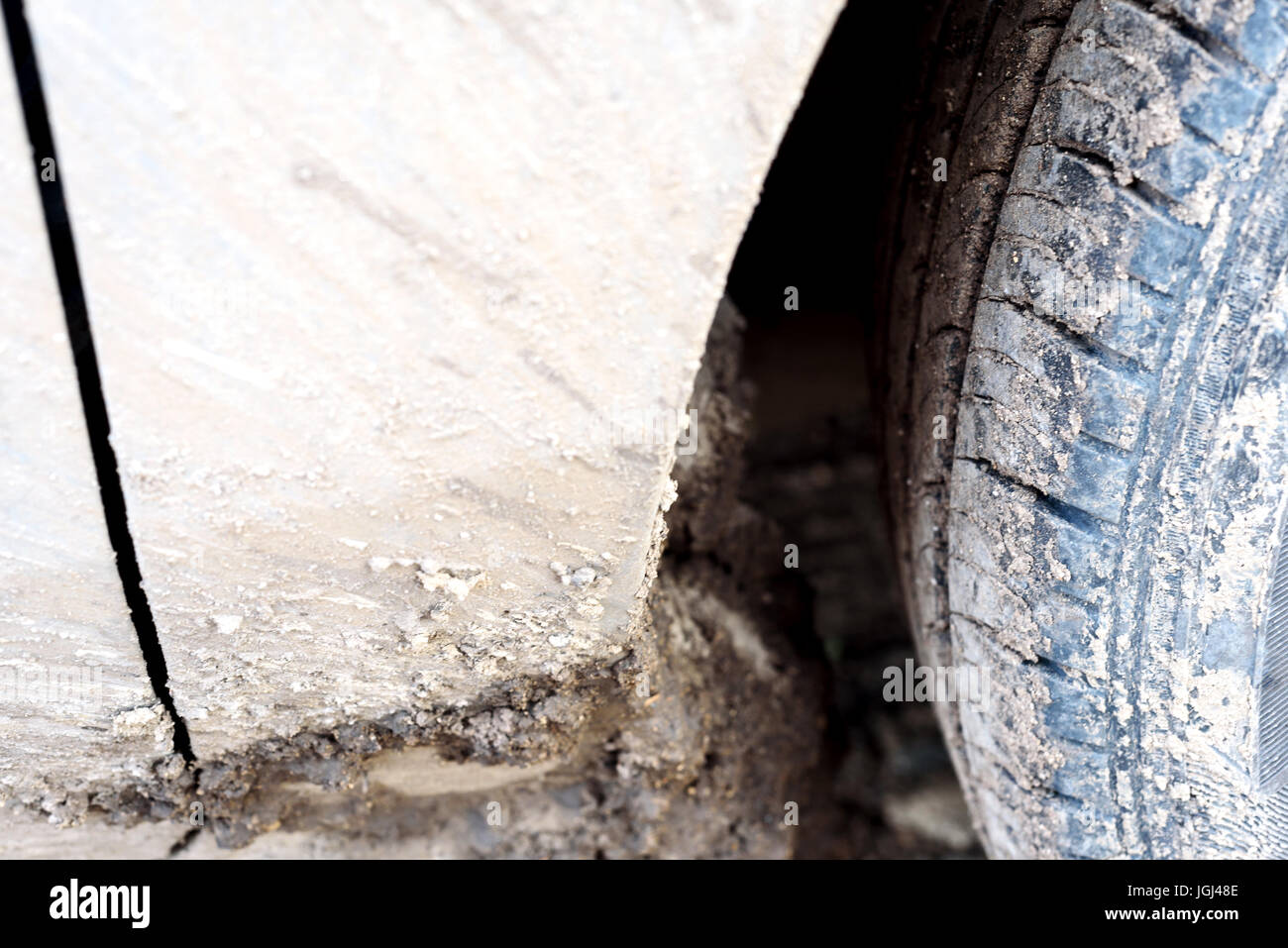 Nahaufnahme von einem schlammigen Auto Rad Arch und Schmutz Schlamm bedeckt Reifen, wie das Fahrzeug entladen worden Stockfoto