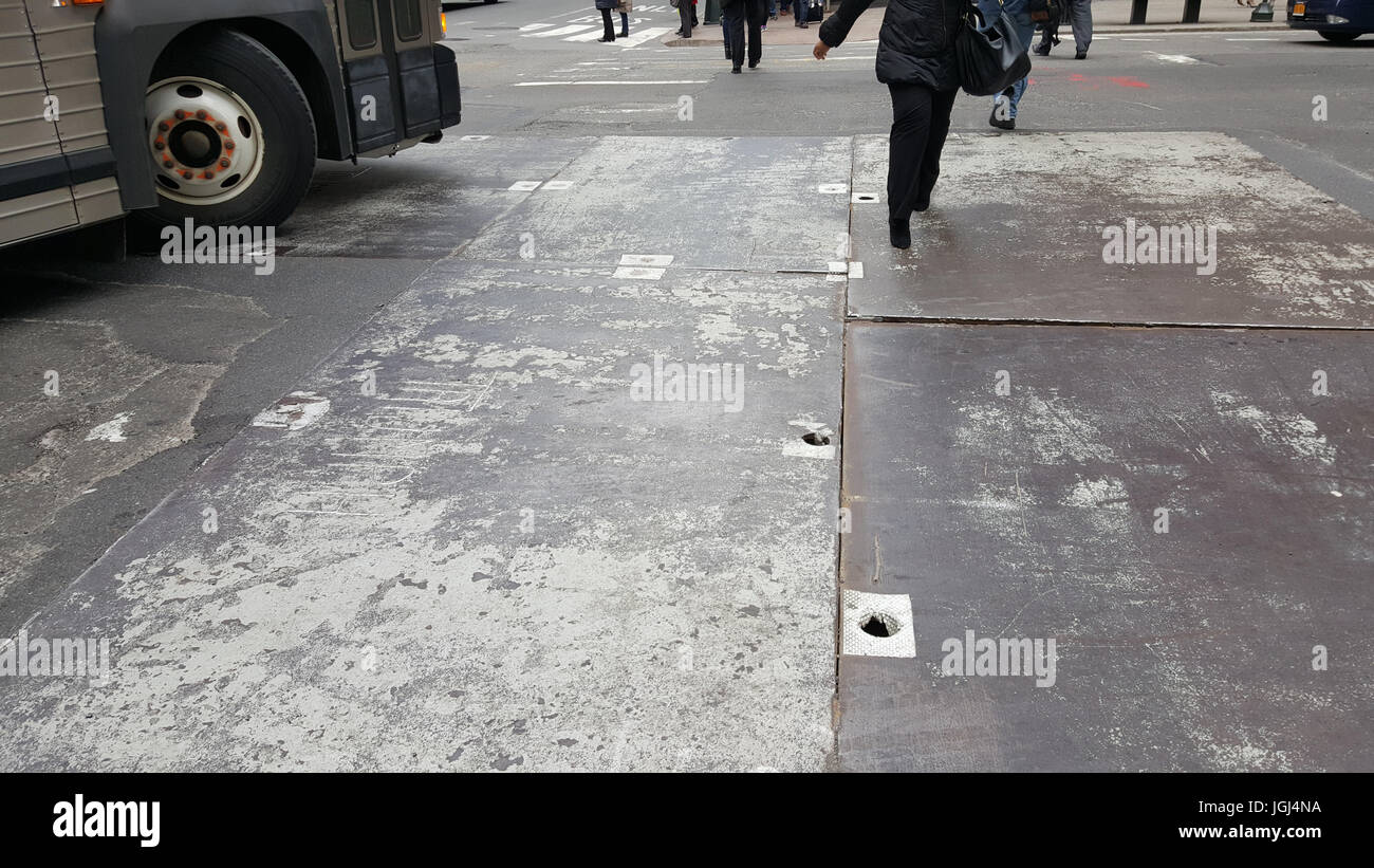 New York City unter Baustahl unfertige Straße umfasst Bus Rad Passanten Stockfoto