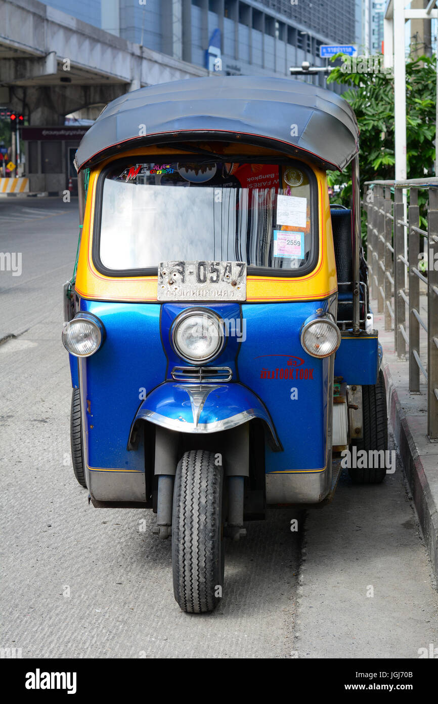 Bangkok, Thailand - 10. November 2015. Ein Tuk-Tuk auf Straße in Bangkok, Thailand. Tuk-Tuks oder Sam Lor (Dreirad) verwendet, um jedermanns Lieblings-Weg von Stockfoto