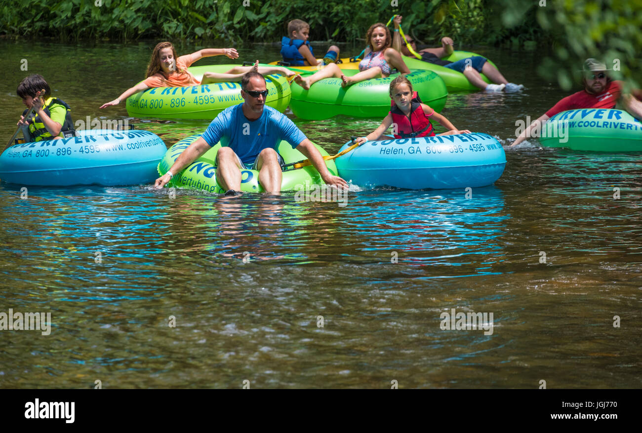 Sommerspaß am Chattahoochee River in Helen, Georgia Schläuche. (USA) Stockfoto