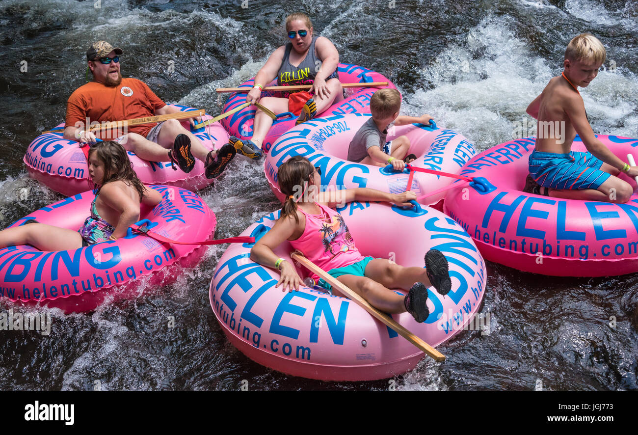 Familienspaß am Chattahoochee River in Helen, Georgia Schläuche. (USA) Stockfoto
