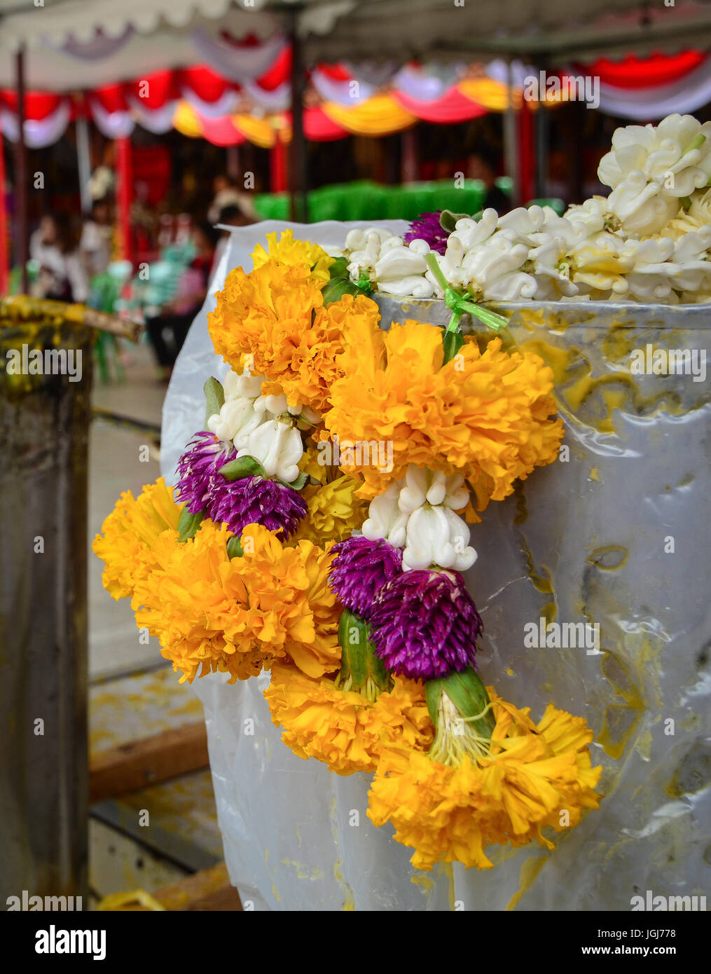 Beten Blumen im Tempel in Bangkok, Thailand. Stockfoto