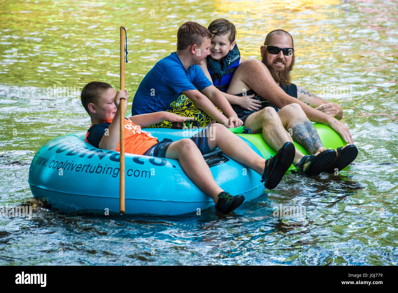 Vater und Söhne tubing auf dem Chattahoochee River in Helen, Georgia. (USA) Stockfoto