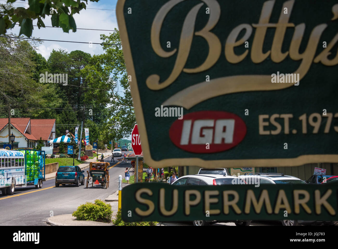 Typischer Blick auf die Straße von Helen, Georgia vom Betty's Country Store mit Tubing-Bus und Touristenverkehr mit Pferdekutsche. (USA) Stockfoto